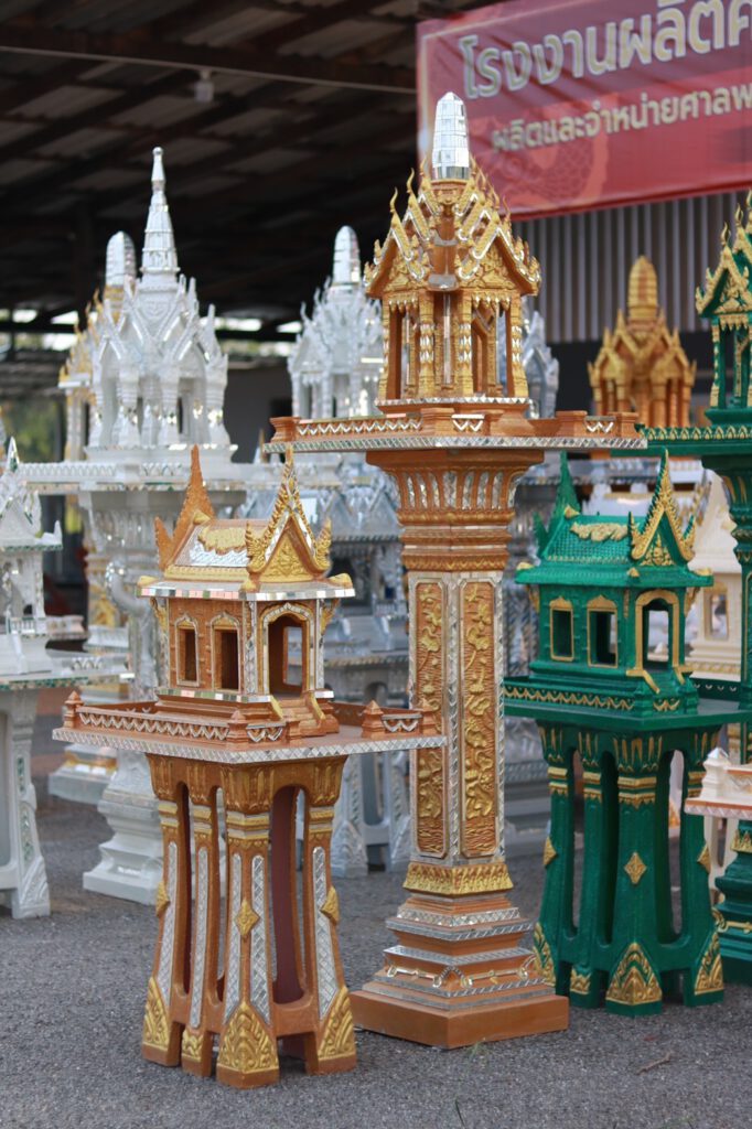 ศาลพระภูมิกระจก มาลัย
