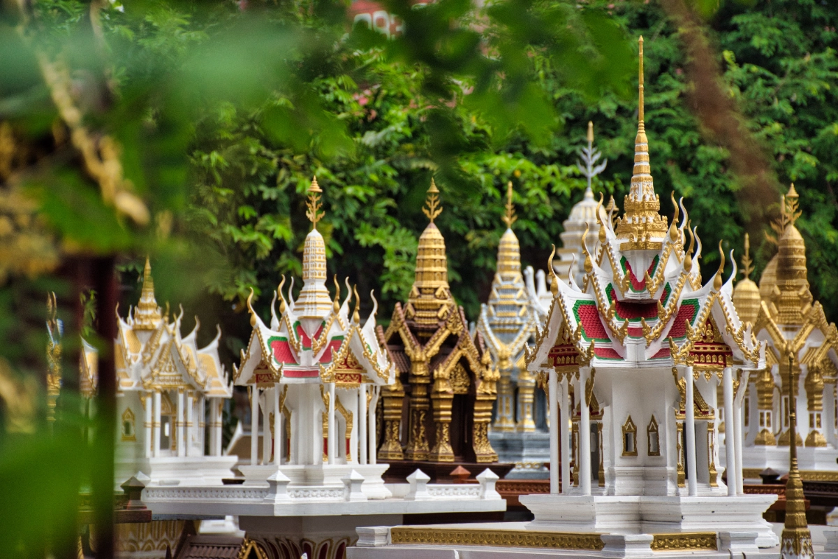 เปรียบเทียบศาลพระภูมิราคาโรงงานกับศาลทั่วไป